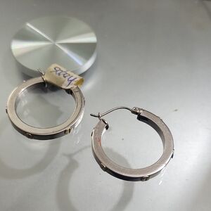 14K WHITE GOLD HOOPS EARRINGS SCREW DETAIL ( MMMUIR7)